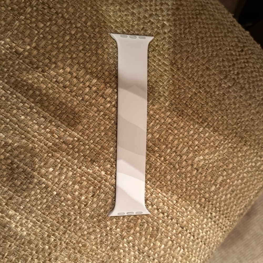 Apple Watch 45 mm solo loop in starlight. Size 5. Barely worn.